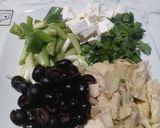 A picture of step 1 of Grilled Chicken with Artichokes and Olives.