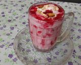 A picture of step 4 of Strawberry crushed milk shake with vanilla ice cream.