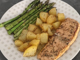 Salmón a la plancha con patatas y espárragos
