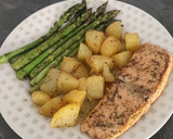 Foto del paso 4 de la receta: Salmón a la plancha con patatas y espárragos