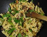 Foto langkah ke 3 dari resep Fusilli Bolognese.