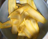 A picture of step 1 of Courgette Glut Carpaccio.