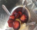 Φωτογραφία βήματος 1 της συνταγής Milkshake φράουλας