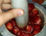 A picture of step 1 of (Hand made) Strawberry Samoothie🍓🍸.