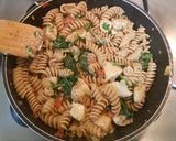 Foto del paso 4 de la receta: Pasta integral con pollo y espinacas