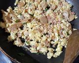 Foto langkah ke 3 dari resep Telur orak arik kornet sosis.
