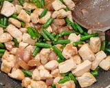 Foto langkah ke 3 dari resep Tumis kacang panjang kikil tahu.