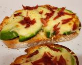 Foto del paso 5 de la receta: Tostas de aguacate con queso gratinado y jamón