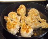 Foto del paso 2 de la receta: Muslitos de pollo con champiñones y vermú
