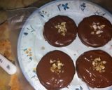 Foto del paso 4 de la receta: Alfajores con galletitas maná🍫💖