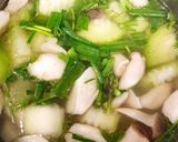 Hình bước làm 1 của món Canh nước hầm xương nấu bí xanh và nấm đùi gà