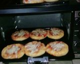 Foto langkah ke 8 dari resep Pizza Mini Simple Tanpa Telur.