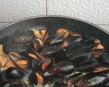 Foto del passaggio 1 della ricetta Risotto con zucca km zero e cozze gourmet di fantasia 👩‍🍳🇮🇹🌍🏡🦪🎃