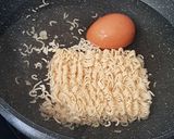 รูปขั้นตอนการทำที่ 1 ของ บะหมี่ผัดกะเพราไข่ลวก