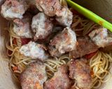 รูปขั้นตอนการทำที่ 4 ของ สปาเกตตี้หมูก้อนซอสมะเขือเทศราชินีและโหระพา🌶️🧄
