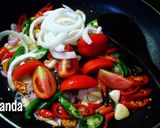 Foto langkah ke 4 dari resep Tumis Kerang Saus Tiram Pedas.