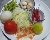 รูปขั้นตอนการทำที่ 1 ของ ส้มตำไทยใส่ไข่เค็ม