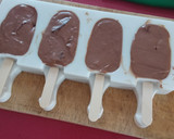 Foto del paso 4 de la receta: Helado de paletas de chocolate bañadas en chocolate (polos)