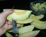 Foto del paso 1 de la receta: Heladitos naturales de melon al jenjibre y leche de coco