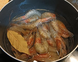 Foto del paso 2 de la receta: Chipirones en su tinta rellenos de langostinos