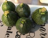 Une image de l'étape 1 de Courgettes rondes farcies tomate et chèvre (recette plancha).