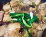 รูปขั้นตอนการทำที่ 2 ของ หมูสามชั้นอบน้ำแดงสูตรเบียร์บ้านหมี 熊家啤酒红烧肉 และเกร็ดน่ารู้