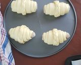 Foto langkah ke 5 dari resep Chicken Sausage Butter Rolls 🥐🍗😍.