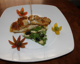 Foto del paso 17 de la receta: Filete de Lubina a la plancha, con salsa de limón, lima y miel, acompañado de ensalada de rúcula, manzana roja y aceitunas negras