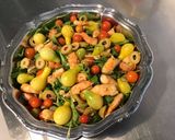 Une image de l'étape 6 de Salade de roquette aux crevettes, tomates, olives et ail.