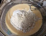 Foto del passaggio 3 della ricetta Ciambellone bicolore soffice