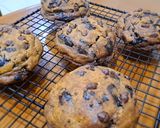 Foto langkah ke 7 dari resep Soft & Chewy Choco Chip Cookies.