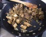 Une image de l'étape 9 de Filet de poulet aux tomates, épices, coriandre et jus de rhubarbe rose.