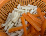 Hình bước làm 1 của món Nui Chiên Trứng Pate