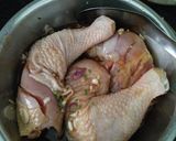 Hình bước làm 1 của món Đùi gà áp chảo