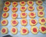 Foto langkah ke 4 dari resep Strawberry cheese thumbprint cookies.