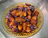 Une image de l'étape 2 de Compote de prunes, figues blanches et pétales de rose.
