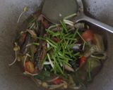 Foto langkah ke 6 dari resep Pindang Tongkol, Terong Tumis Cabe Hijau Ale.