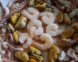Foto del paso 3 de la receta: Fideos negros de Pascua con mejillones, camarones y pulpitos