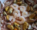 Foto del paso 3 de la receta: Fideos negros de Pascua con mejillones, camarones y pulpitos