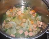 Foto langkah ke 7 dari resep Sayur bening kol sosis bakso.