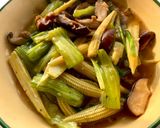 รูปขั้นตอนการทำที่ 3 ของ ผัดบวบข้าวโพดอ่อนเห็ดหอมน้ำแดง🍄🧄🫚