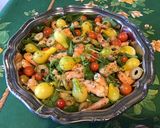 Une image de l'étape 8 de Salade de roquette aux crevettes, tomates, olives et ail.