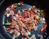 Foto langkah ke 2 dari resep Tumis Bunga Pepaya dan Kacang Panjang.