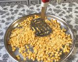 A picture of step 4 of Spilt bengal gram samosa.
