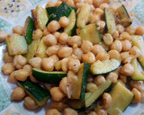 Foto del paso 6 de la receta: Garbanzos con calabacín y huevo poché