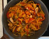 Φωτογραφία βήματος 5 της συνταγής Noodles με λαχανικά και κοτόπουλο 🍜