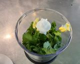 Une image de l'étape 3 de Sauce Salade Épicée à la Coriandre et Ail Frais Confit.