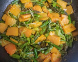 Foto del paso 1 de la receta: Tortilla de espárragos, ajos tiernos y calabaza