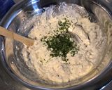 Une image de l'étape 7 de Salade de concombres marinés au chèvre frais, citron, oignon rouge et persil.