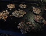 Une image de l'étape 8 de Galettes de porc épicées aux fanes de radis, herbes et tomate.